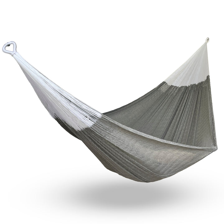 Hamaca Yucateca artesanal de algodón King Size color gris colgada y abierta