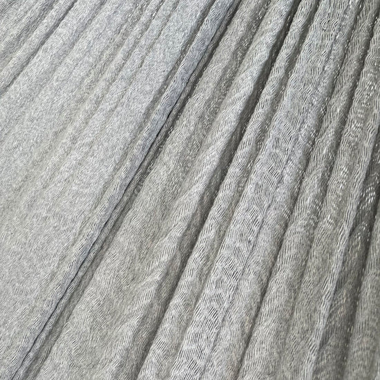 Detalle del tejido de algodón de la hamaca Yucateca artesanal King Size gris.