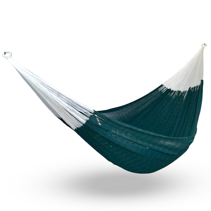 Hamaca Yucateca artesanal de algodón King Size color verde oscuro colgada y abierta