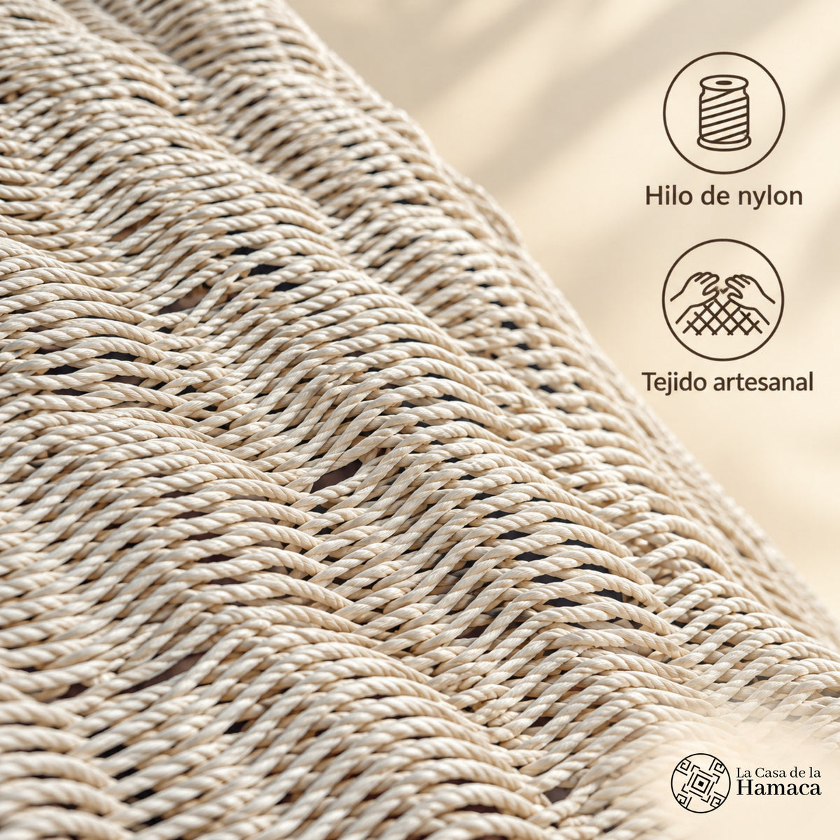 Primer plano del tejido artesanal de nylon beige de una hamaca yucateca, mostrando el entrelazado de los hilos y su textura.