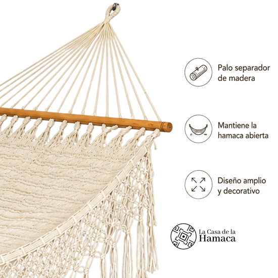 Detalle de la barra separadora de madera de una hamaca yucateca artesanal de nylon, diseñada para mantener abierta la superficie de descanso.