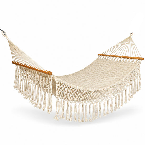 Hamaca yucateca artesanal de nylon beige con barras de madera, detalles de macramé y flecos decorativos, vista completa sobre fondo blanco.