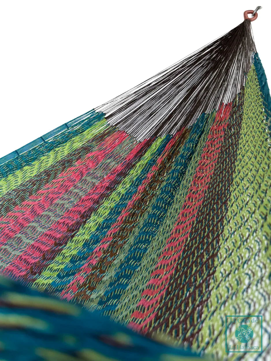 Interior de hamaca Yucateca artesanal de hilo 18 de nylon modelo Multicolor Verde mostrando el tejido y el brazo