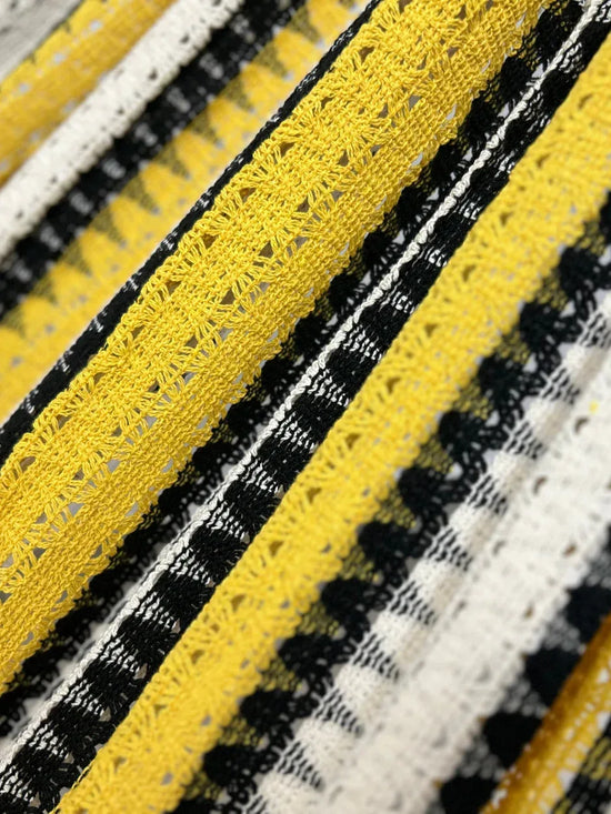 Detalle del tejido de hamaca amarilla con beige y negro grande de algodón