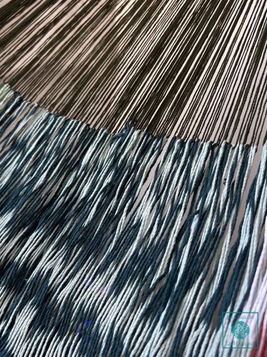 Unión entre cuerpo y brazo de hamaca Yucateca artesanal de algodón suave modelo Arcoíris