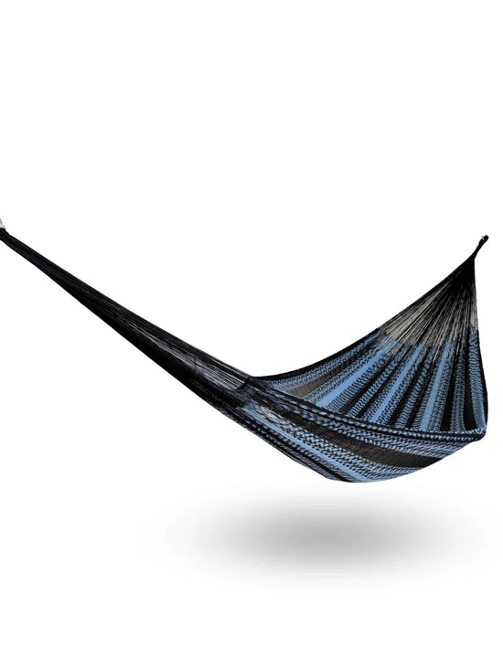 Hamaca Yucateca artesanal de algodón suave modelo Azul y Negro colgada y abierta