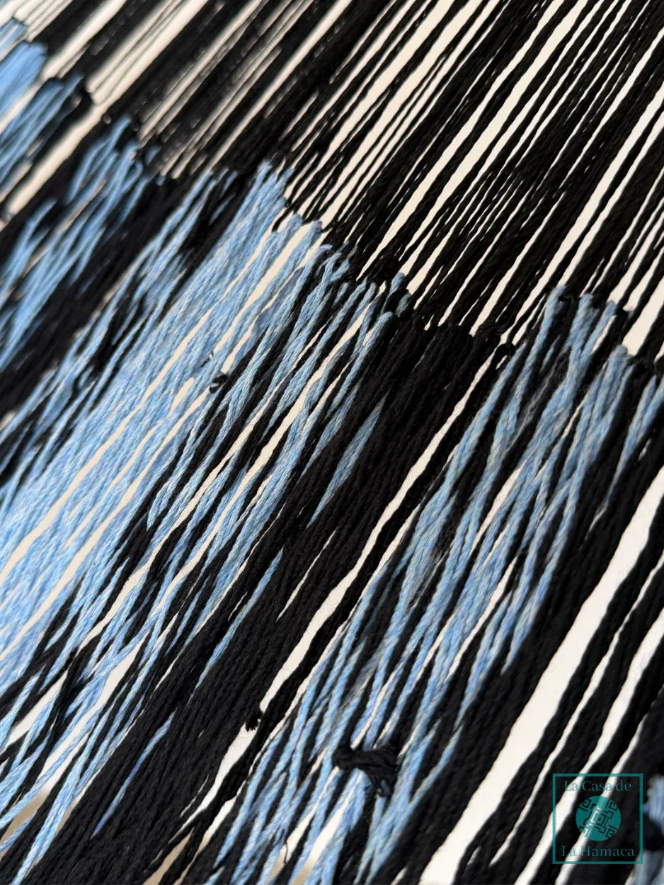 Unión entre cuerpo y brazo de hamaca Yucateca artesanal de algodón suave modelo Azul y Negro