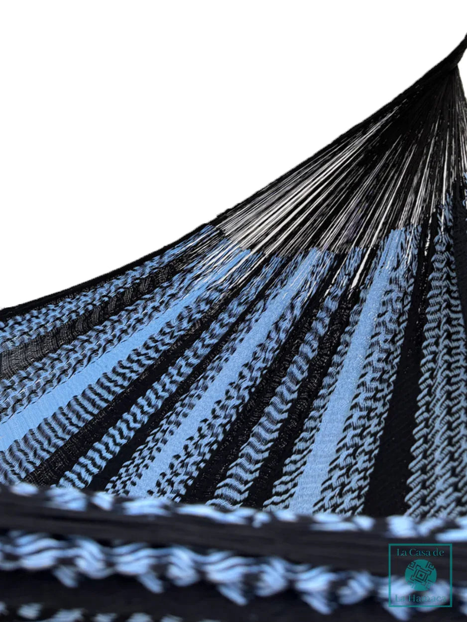 Interior de hamaca Yucateca artesanal de algodón suave modelo Azul y Negro mostrando el tejido y el brazo
