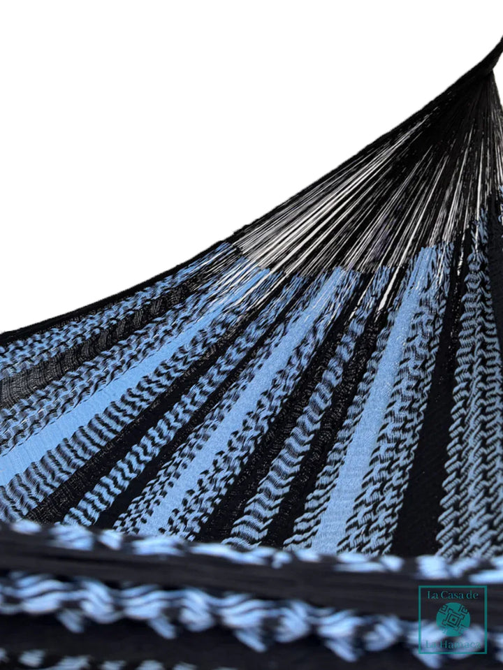 Interior de hamaca Yucateca artesanal de algodón suave modelo Azul y Negro mostrando el tejido y el brazo