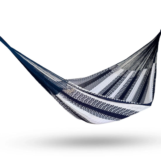 Hamaca Yucateca artesanal de algodón suave color azul rey y blanco colgada y abierta