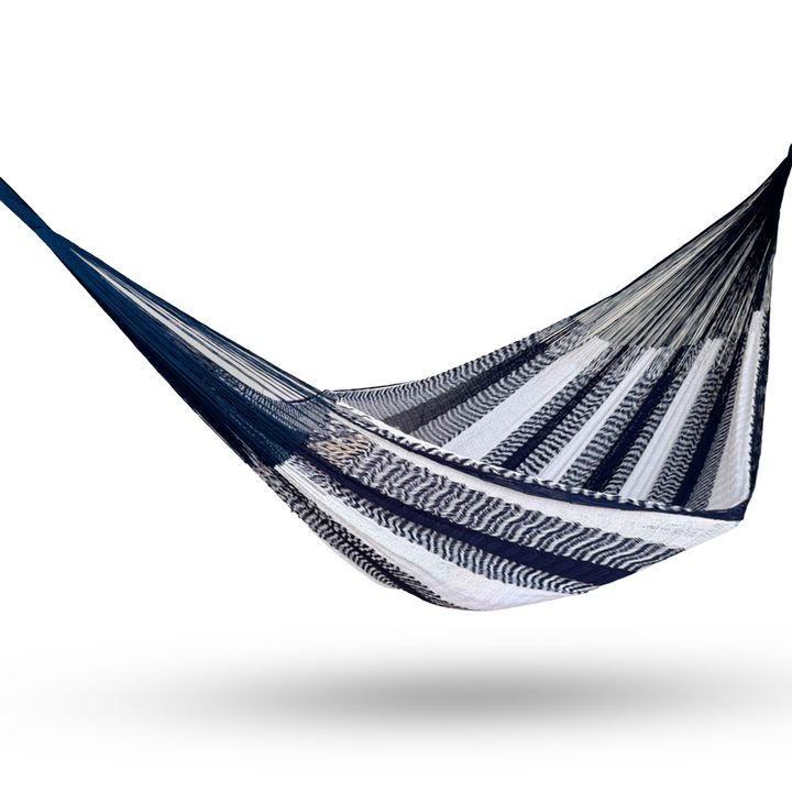 Hamaca Yucateca artesanal de algodón suave color azul rey y blanco colgada y abierta