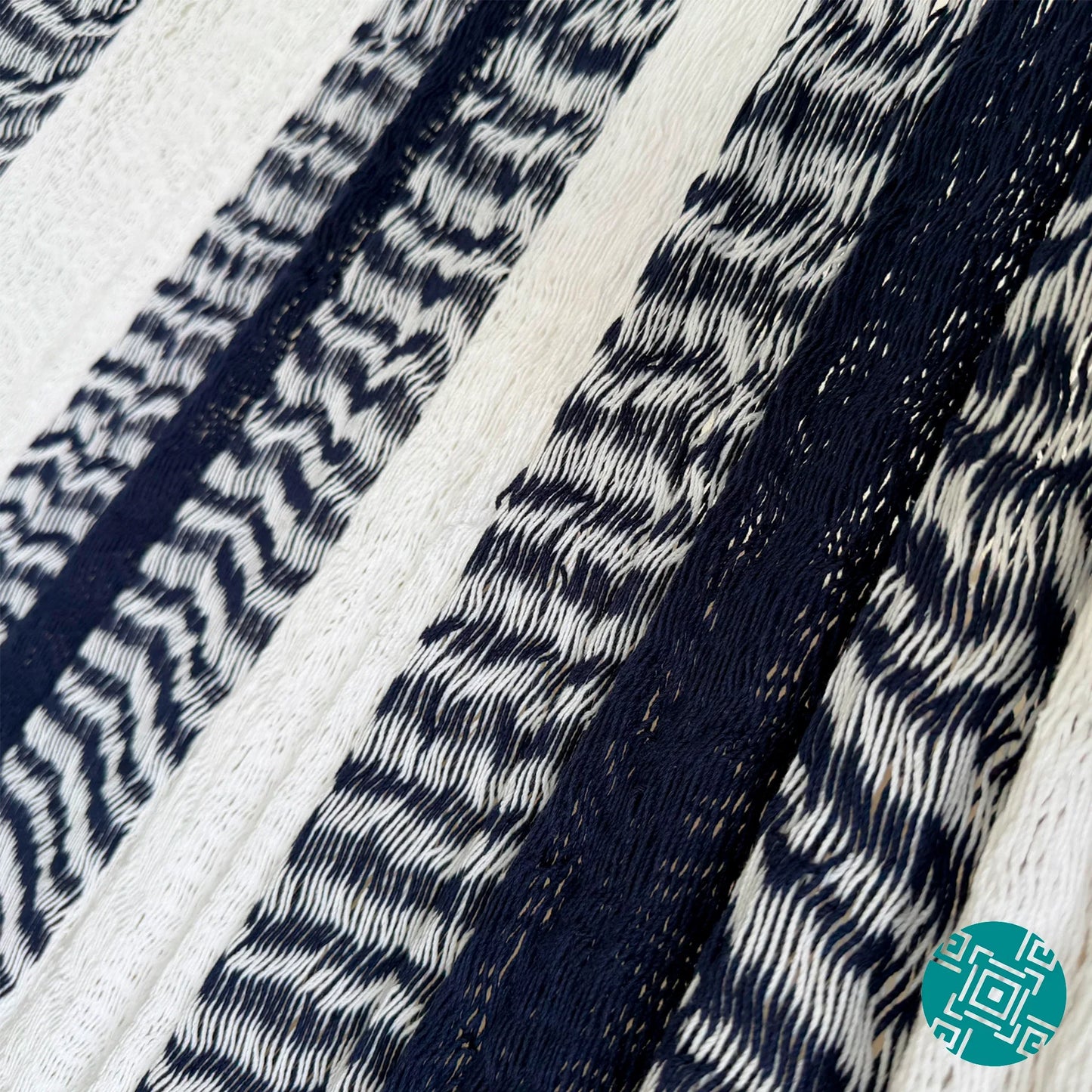 Detalle del tejido de algodón suave de la hamaca Yucateca artesanal azul rey y blanco