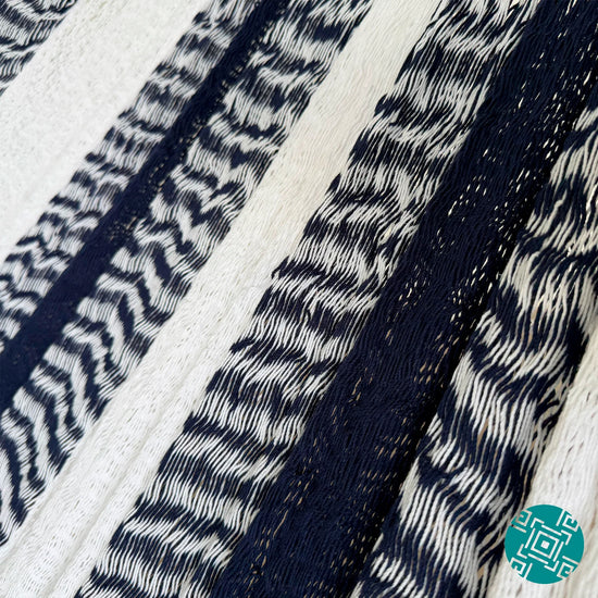 Detalle del tejido de algodón suave de la hamaca Yucateca artesanal azul rey y blanco