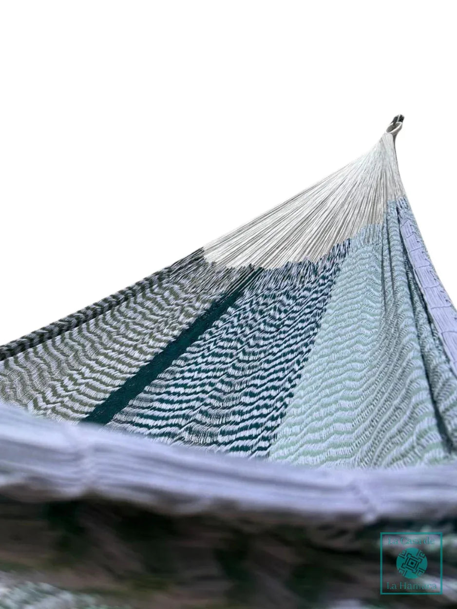Interior de hamaca Yucateca artesanal de algodón suave tonos azules mostrando el tejido y el brazo