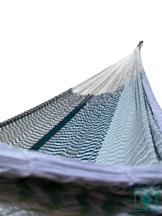 Interior de hamaca Yucateca artesanal de algodón suave tonos azules mostrando el tejido y el brazo