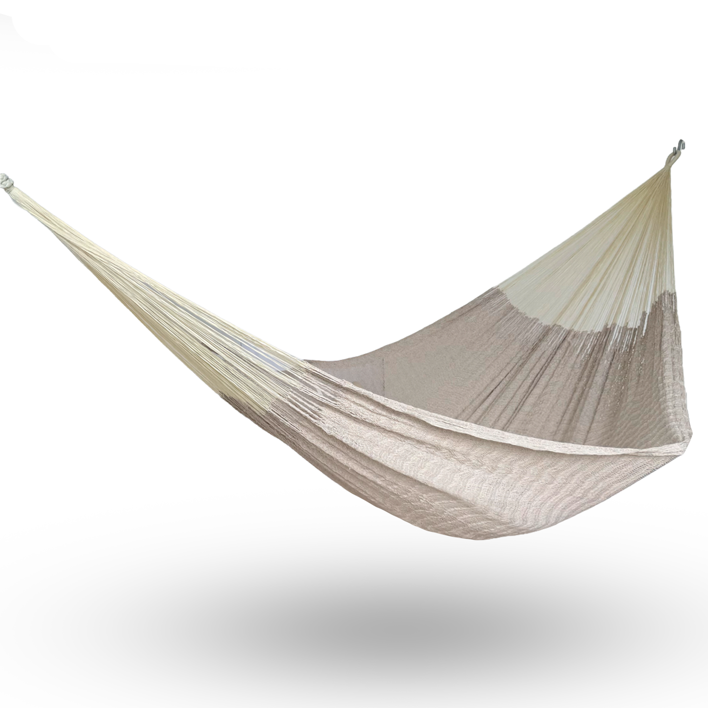 Hamaca Yucateca artesanal de algodón suave color beige oscuro colgada y abierta