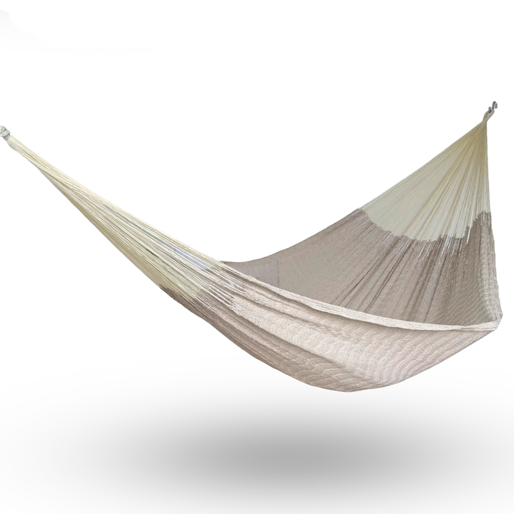 Hamaca Yucateca artesanal de algodón suave color beige oscuro colgada y abierta