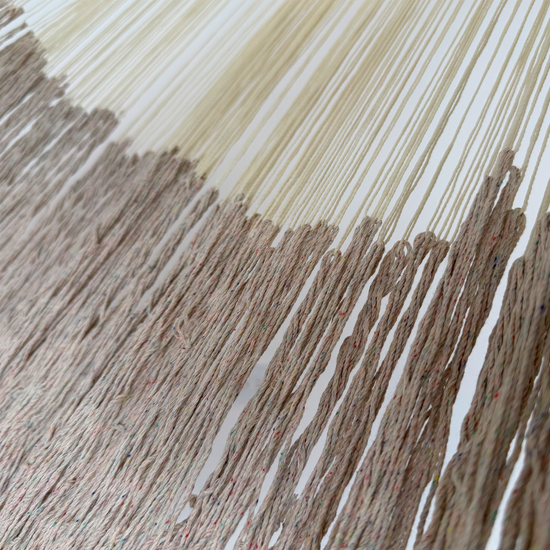 Unión entre cuerpo y brazo de hamaca Yucateca artesanal de algodón suave color beige oscuro