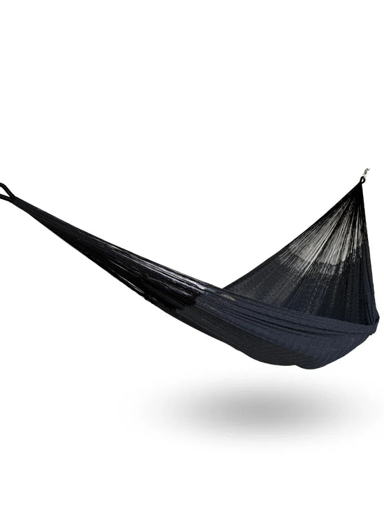 Hamaca Yucateca artesanal de algodón suave color gris oscuro colgada y abierta