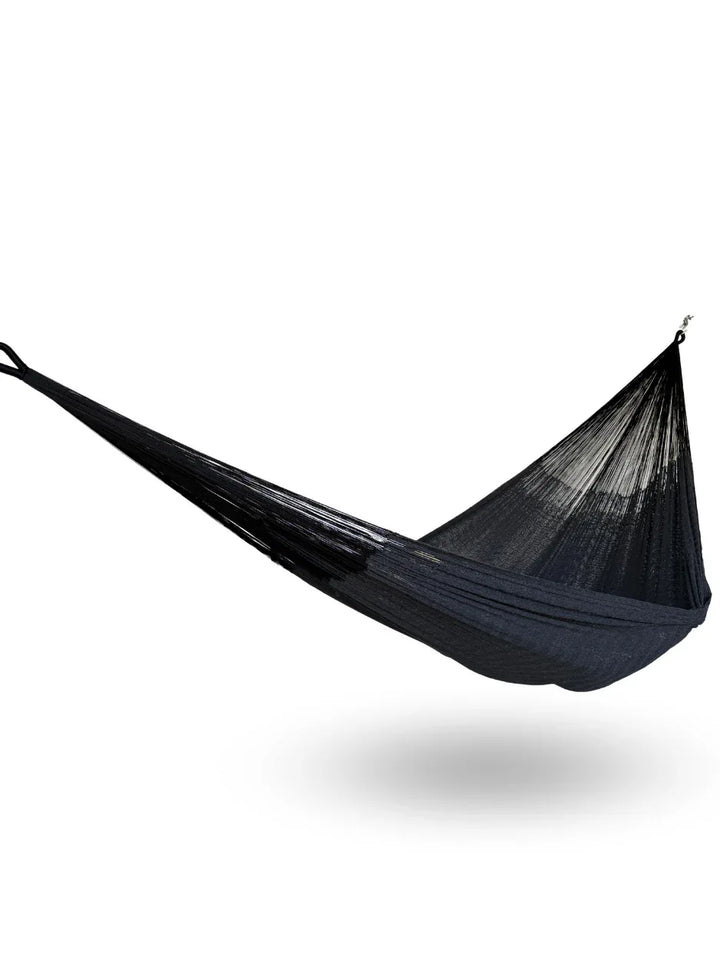 Hamaca Yucateca artesanal de algodón suave color gris oscuro colgada y abierta