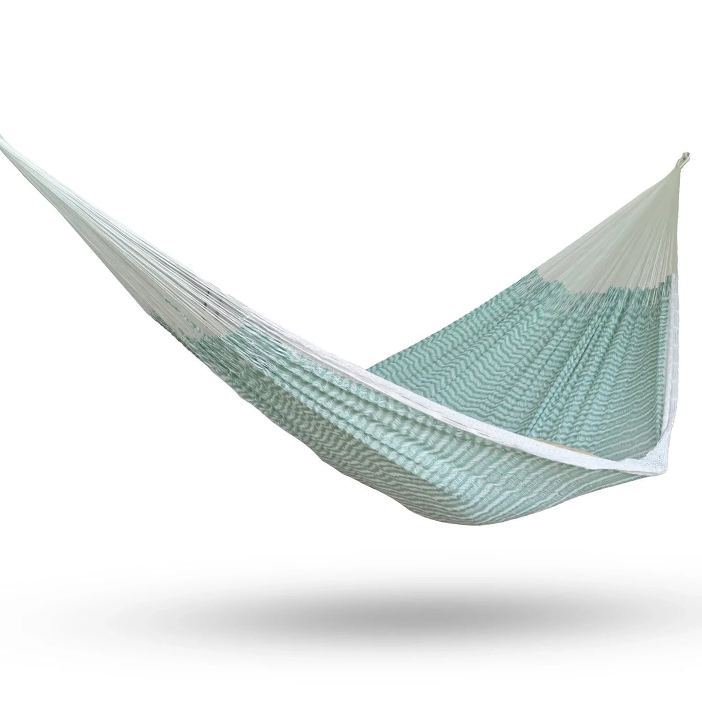 Hamaca Yucateca artesanal de algodón suave color menta colgada y abierta