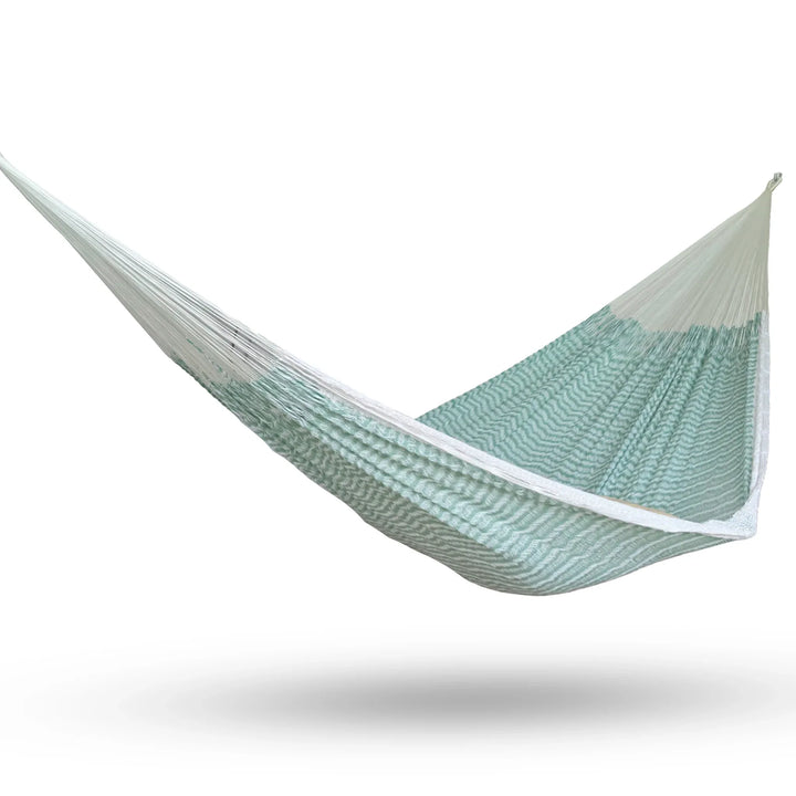Hamaca Yucateca artesanal de algodón suave color menta colgada y abierta