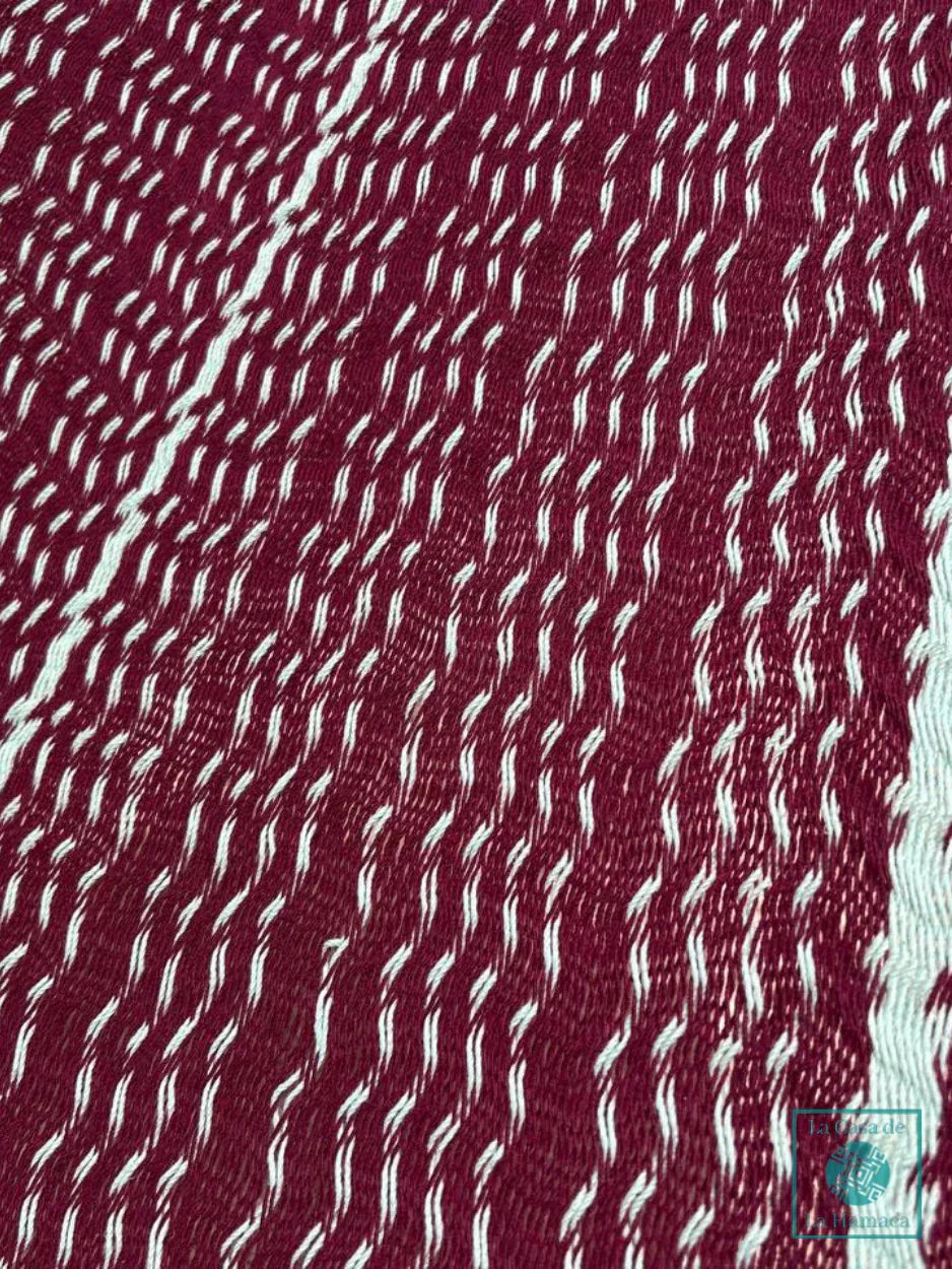 Detalle del tejido de algodón suave de la hamaca Yucateca artesanal modelo Rojo Vino y Turquesa
