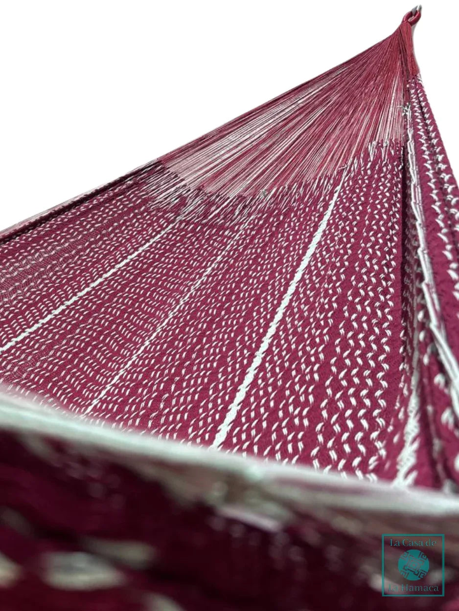 Interior de hamaca Yucateca artesanal de algodón suave modelo Rojo Vino y Turquesa mostrando el tejido y el brazo
