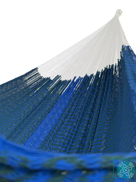 Interior de hamaca Yucateca artesanal de algodón suave modelo Azul mostrando el tejido y el brazo