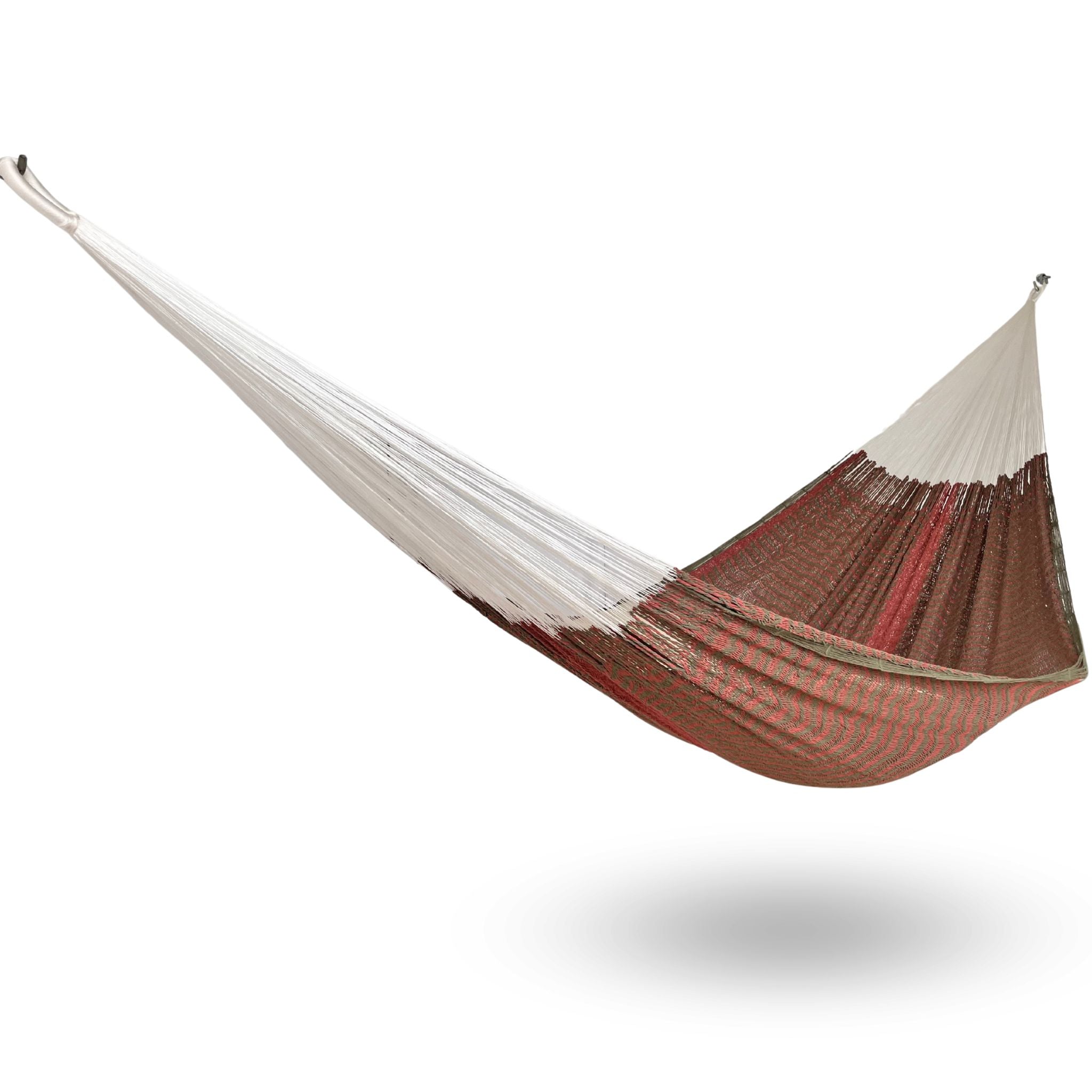 Hamaca Yucateca artesanal de algodón suave color rojo y verde colgada y abierta