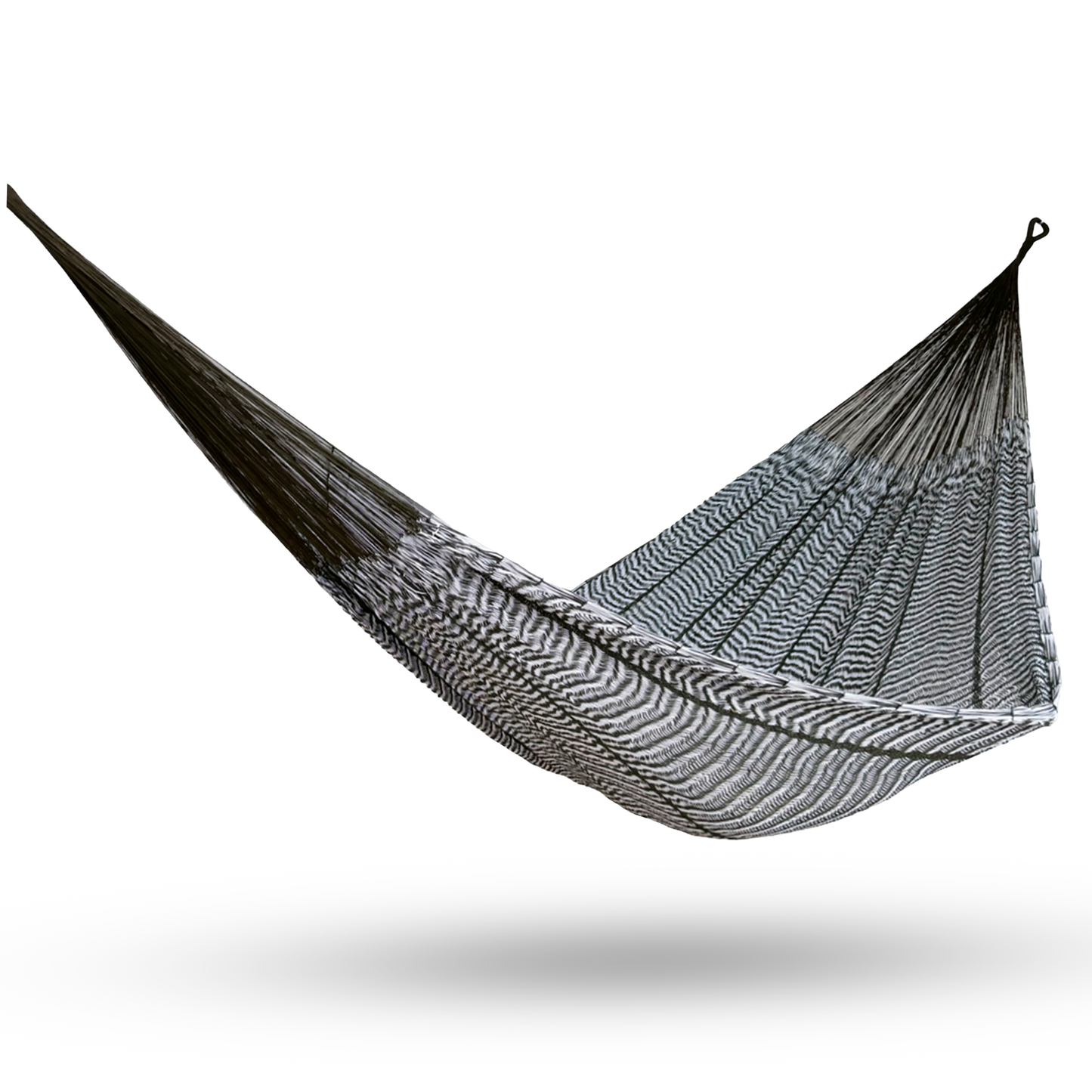 Hamaca Yucateca artesanal de algodón suave color verde y blanco colgada y abierta