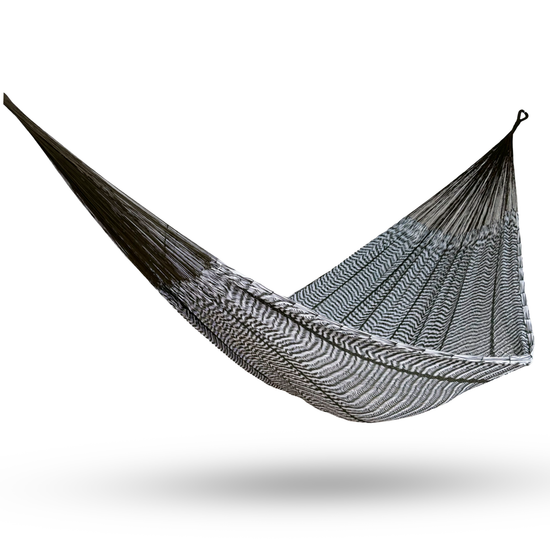 Hamaca Yucateca artesanal de algodón suave color verde y blanco colgada y abierta