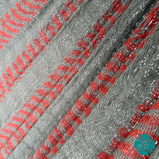 Detalle del tejido de algodón suave de la hamaca Yucateca artesanal verde y rojo