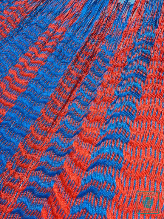 Primer plano del tejido de la hamaca artesanal de nylon hilo 18 azul y rojo.