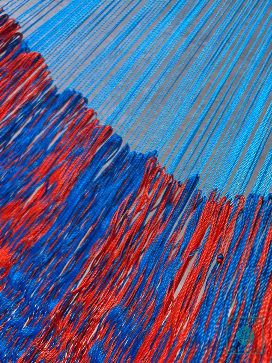 Detalle de la unión entre el cuerpo y el brazo de la hamaca artesanal de nylon hilo 18 azul y rojo