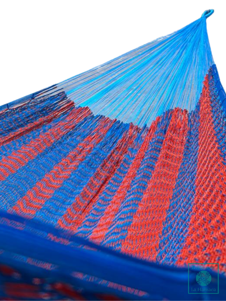 Interior de la hamaca artesanal de nylon hilo 18 azul y rojo, mostrando el tejido y el brazo