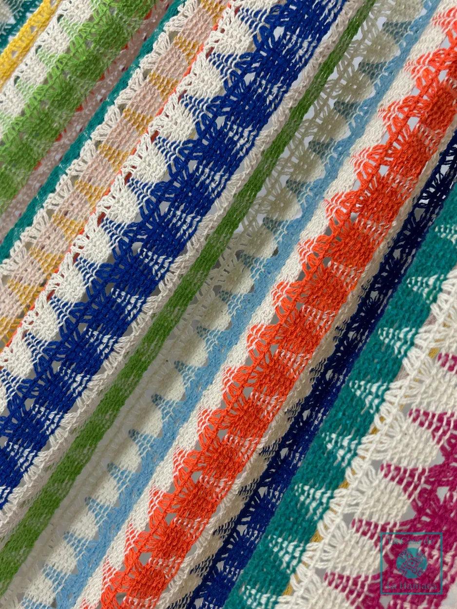 Detalle del tejido de hamaca color arcoíris de algodón