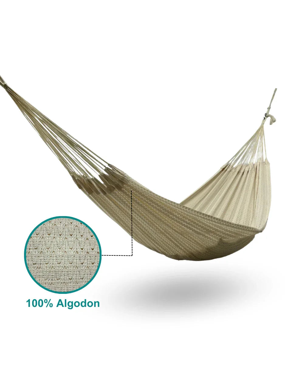 Detalle del tejido de hamaca mexicana beige de algodón colgada, mostrando etiqueta 100% algodón
