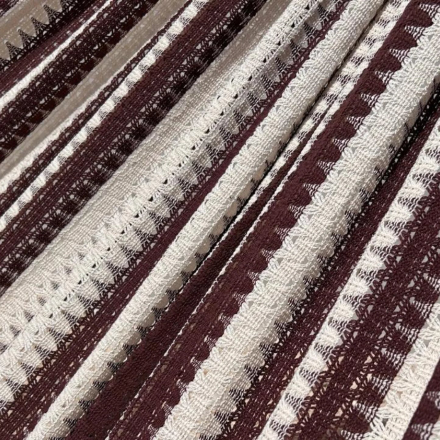 Detalle del tejido de hamaca mexicana grande rojo vino de algodón