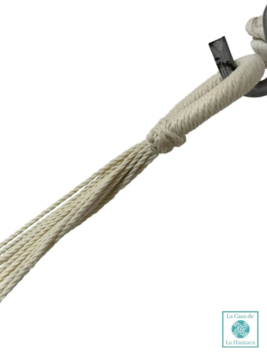 Detalle del brazo de hamaca mexicana infantil beige de algodón