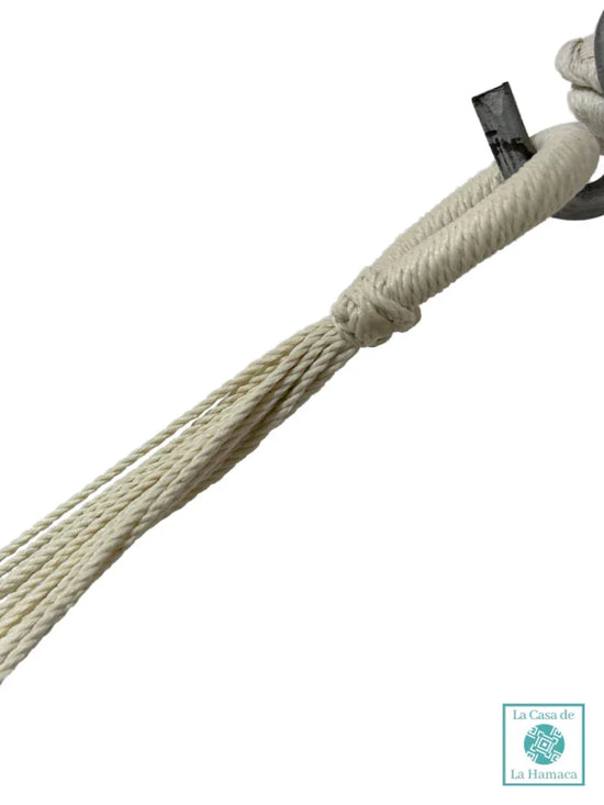 Detalle del brazo de hamaca mexicana infantil beige de algodón