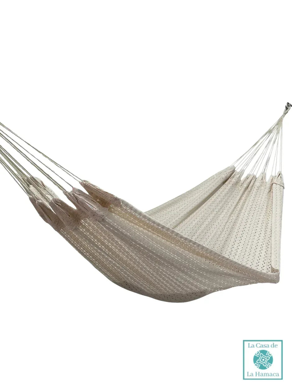 Hamaca mexicana beige de algodón infantil, para bebé o niño, abierta y colgada, vista de cerca. 