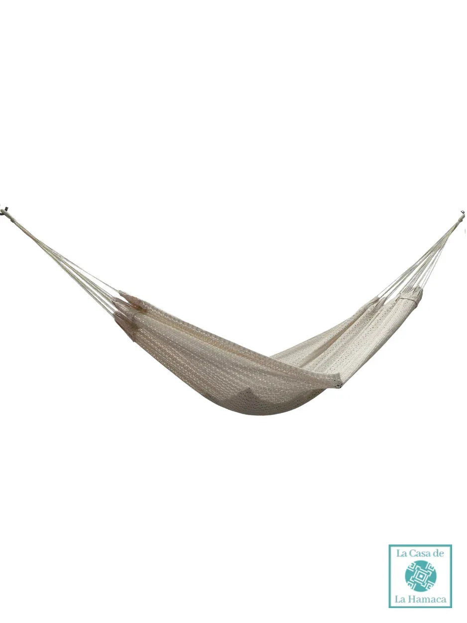 Hamaca mexicana beige de algodón infantil, para bebé o niño, vista de lado. 
