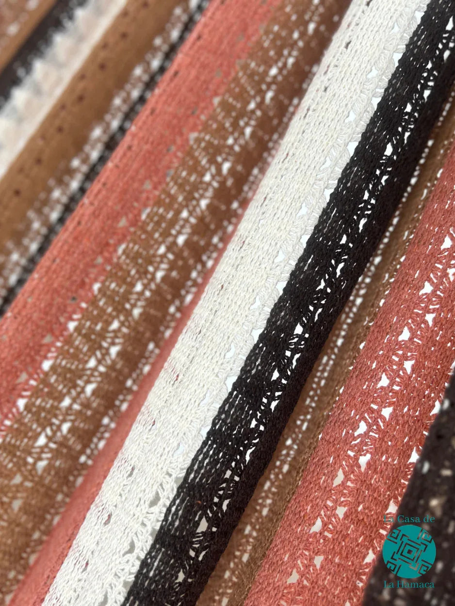 Detalle del tejido de hamaca mexicana mocaccino café grande de algodón