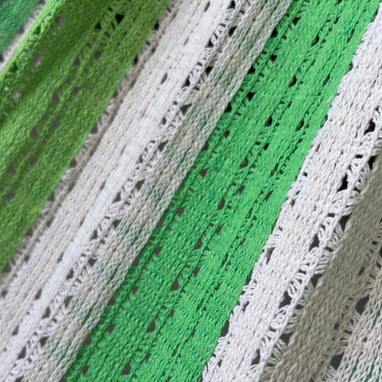 Detalle del tejido de hamaca mexicana verde de algodón