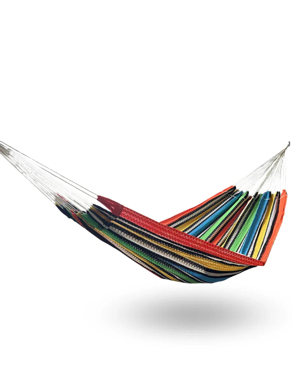 Hamaca multicolor de algodón colgada y abierta