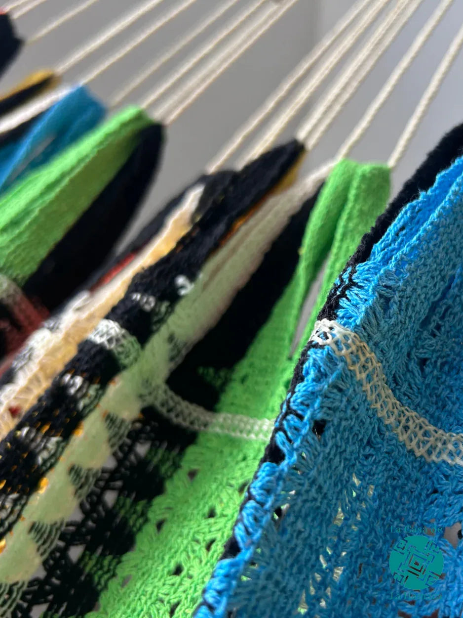 Detalle de la unión entre el brazo y el cuerpo de hamaca multicolor de algodón