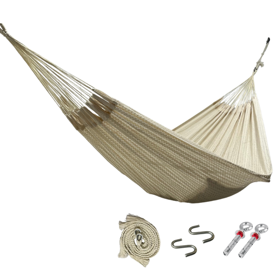 Hamaca beige grande de algodón colgada y abierta, junto a kit de instalación con cuerdas negras, ganchos en S y taquetes expansivos con armellas sobre fondo blanco