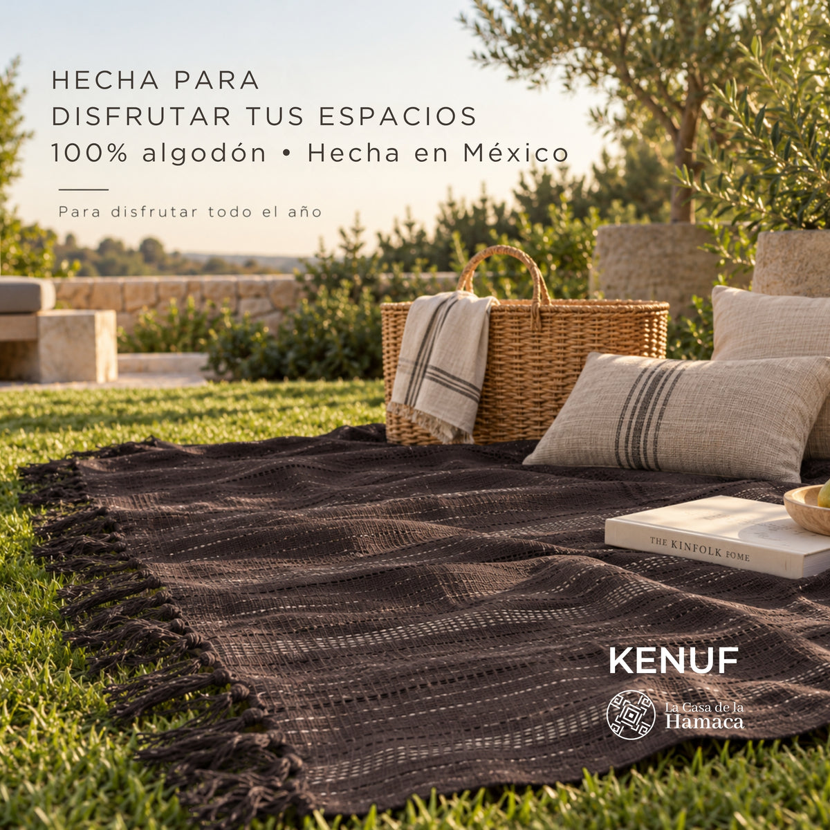 Manta mexicana de algodón color café extendida en exterior para descanso