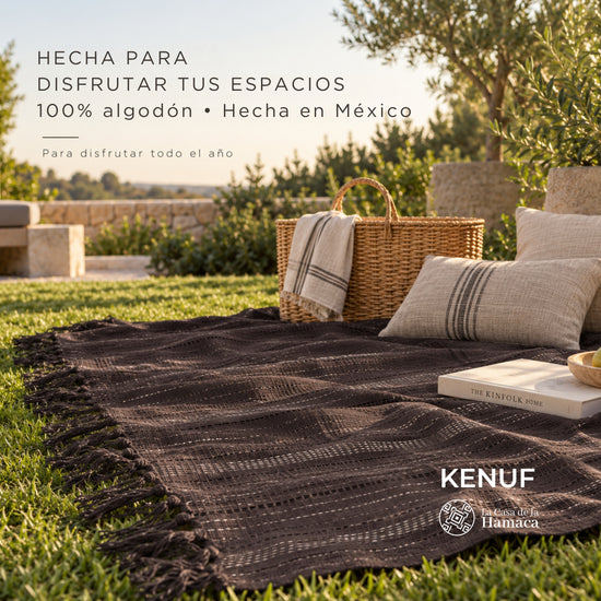 Manta mexicana de algodón color café extendida en exterior para descanso